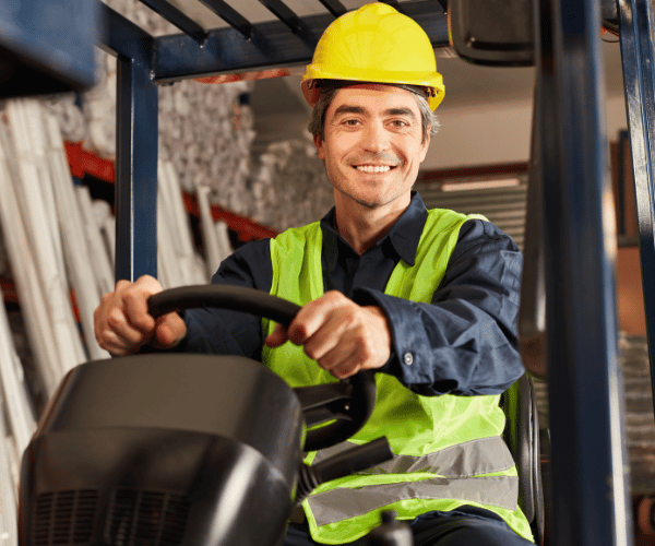 Portrait d'un cariste conduisant un engin de chantier