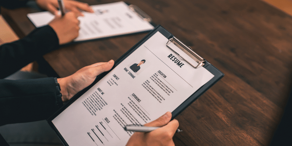 CV Homme tenant un CV